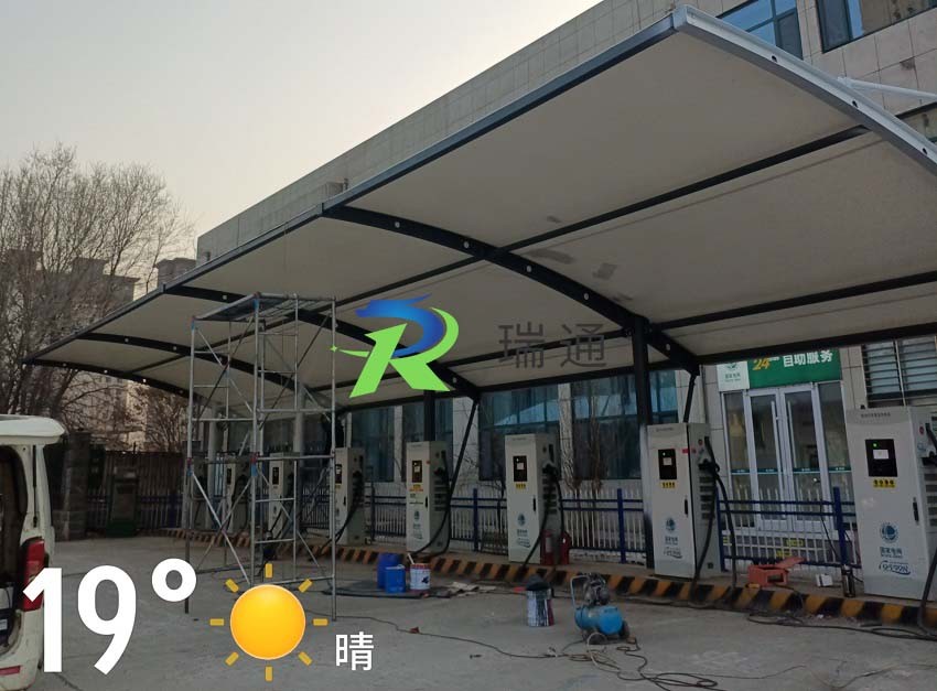 襄都區(qū)大梁莊鄉(xiāng)·國(guó)家電網(wǎng)汽車(chē)充電站膜結(jié)構(gòu)車(chē)棚